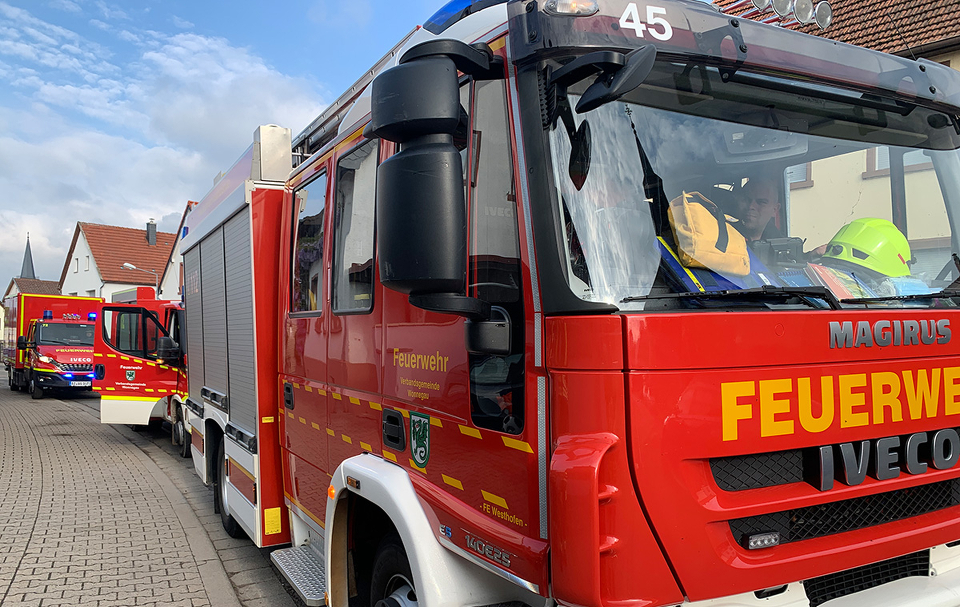 Einsatzfahrzeuge am Bereitstellungsplatz