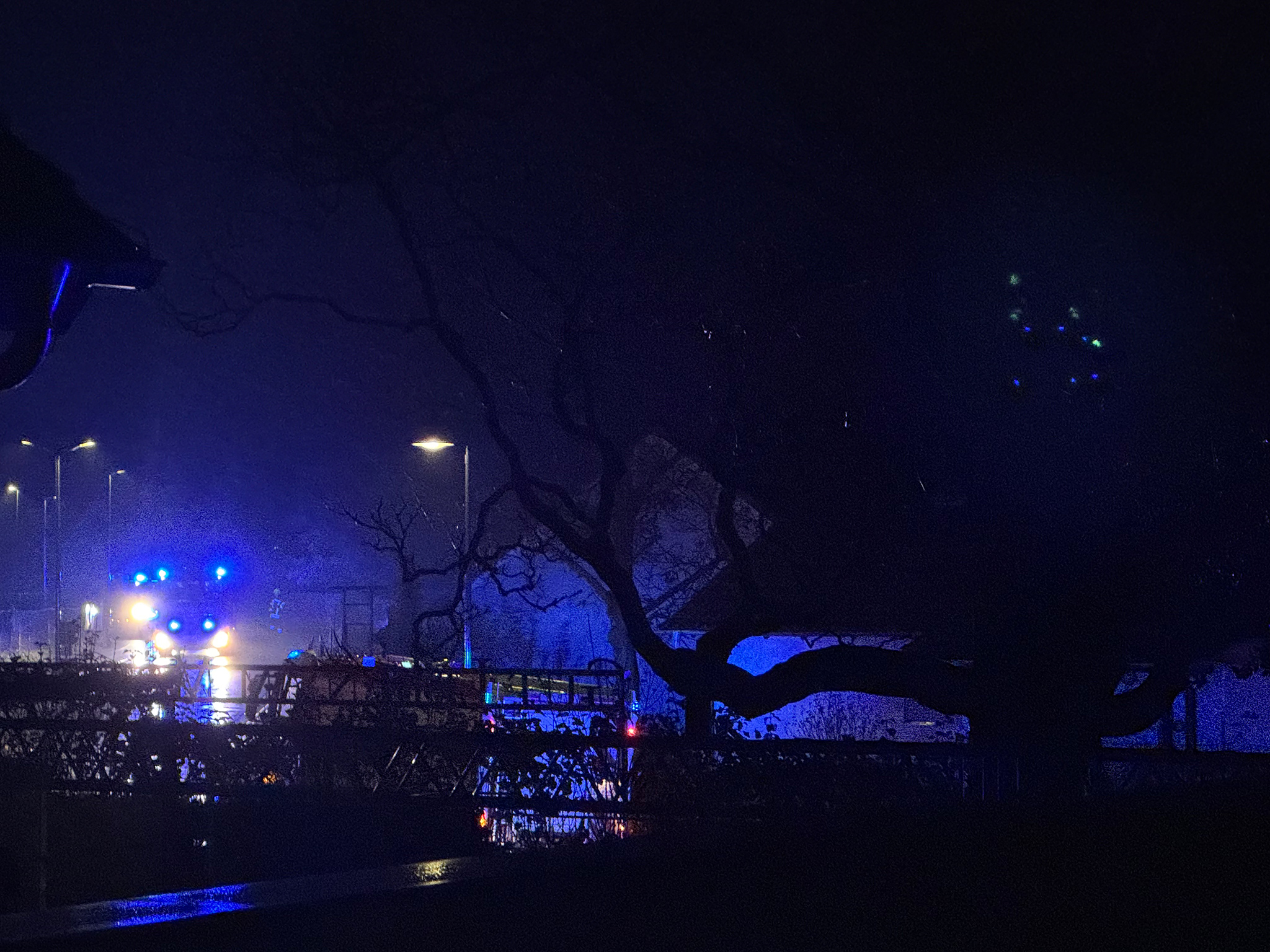 Einsatzfahrzeuge mit Blaulicht auf Straße
