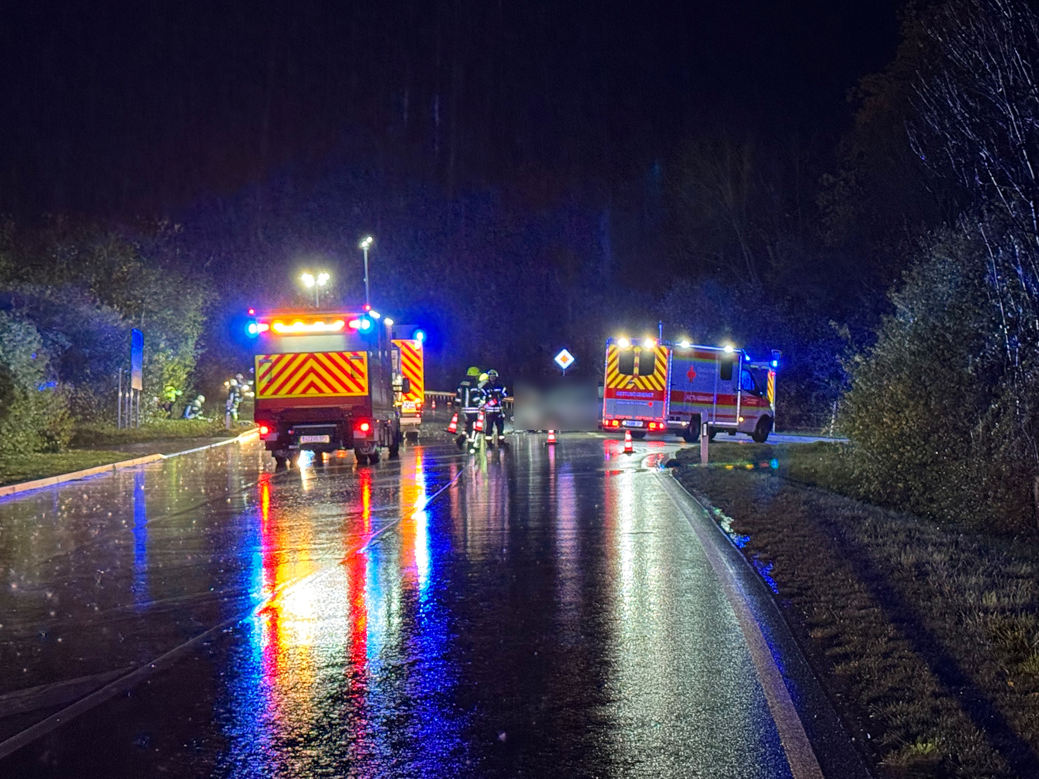 Einsatzfahrzeuge bei einem Verkehrsufall auf der Landstraße L386