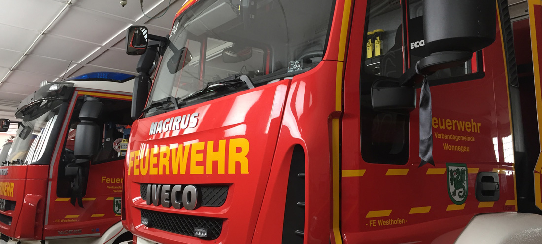 Einsatzfahrzeuge der Feuerwehr Westhofen mit Trauerflor