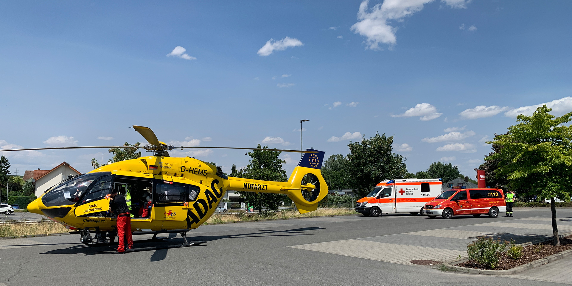 HVO-Einsatzfahrzeug mit Rettungswagen und Rettungshubschrauber