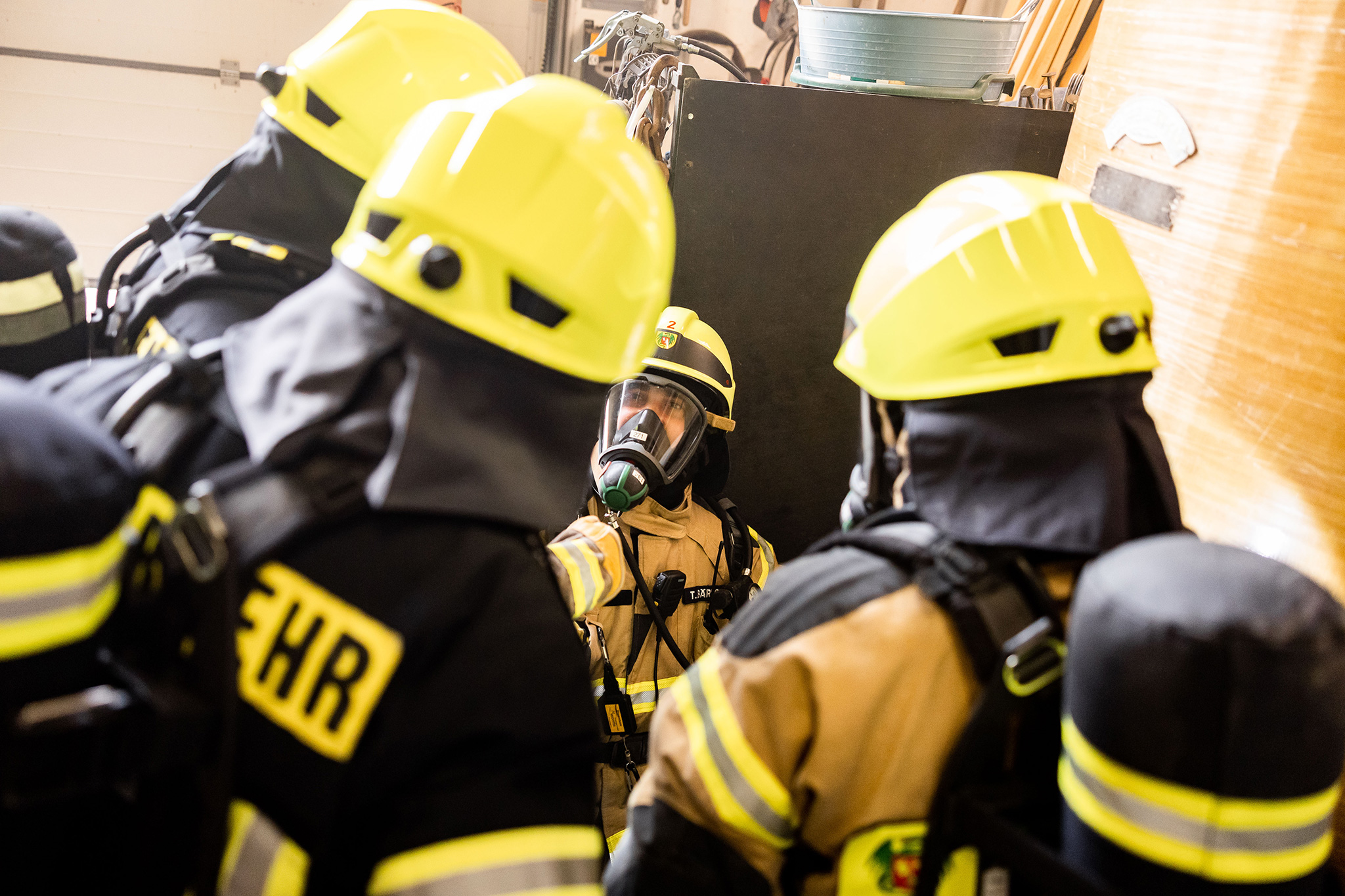 Trupps besprechen Rettung des Verletzen