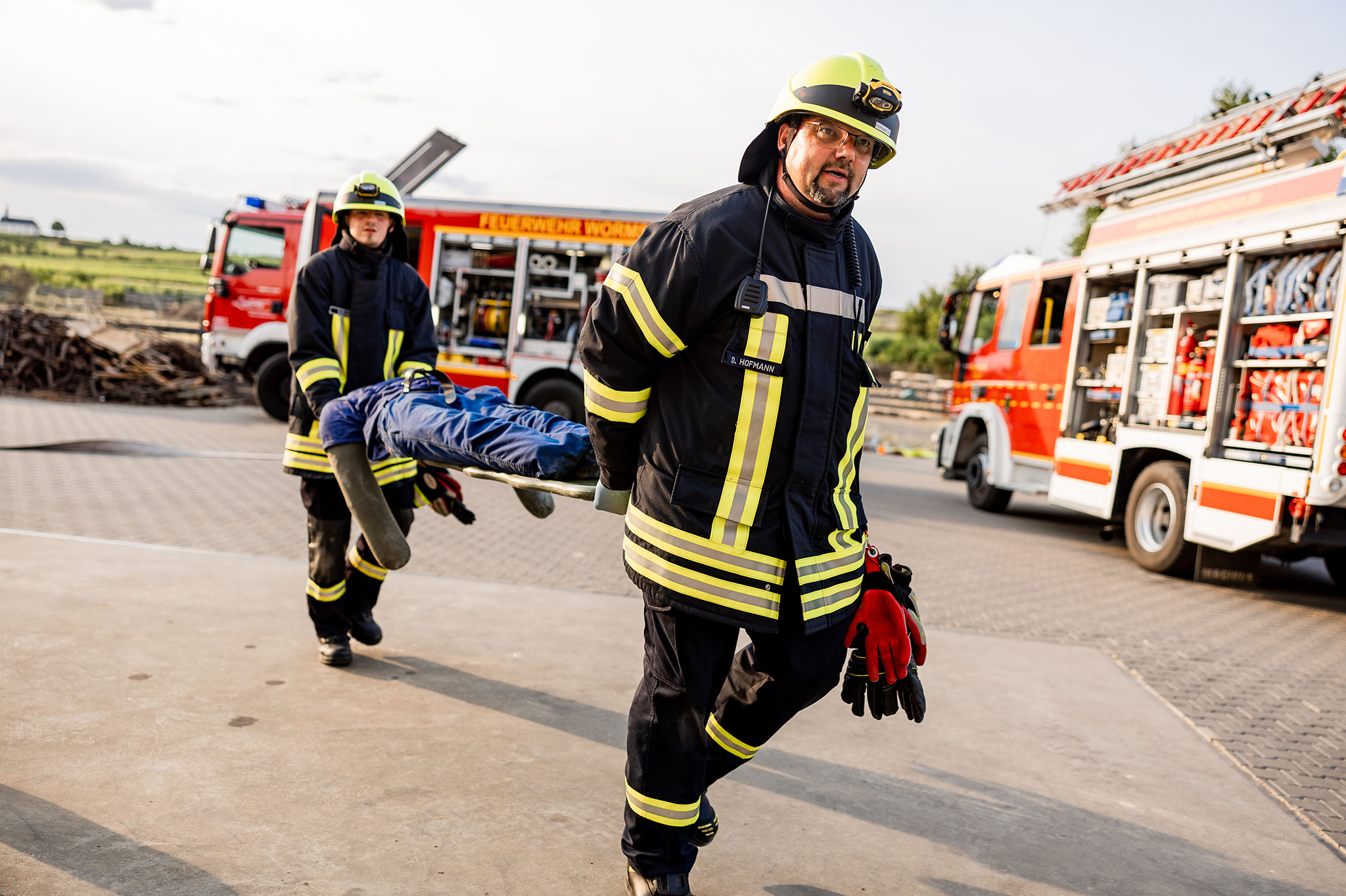 Die geretteten Personen werden zum Verletztensammelplatz gebracht