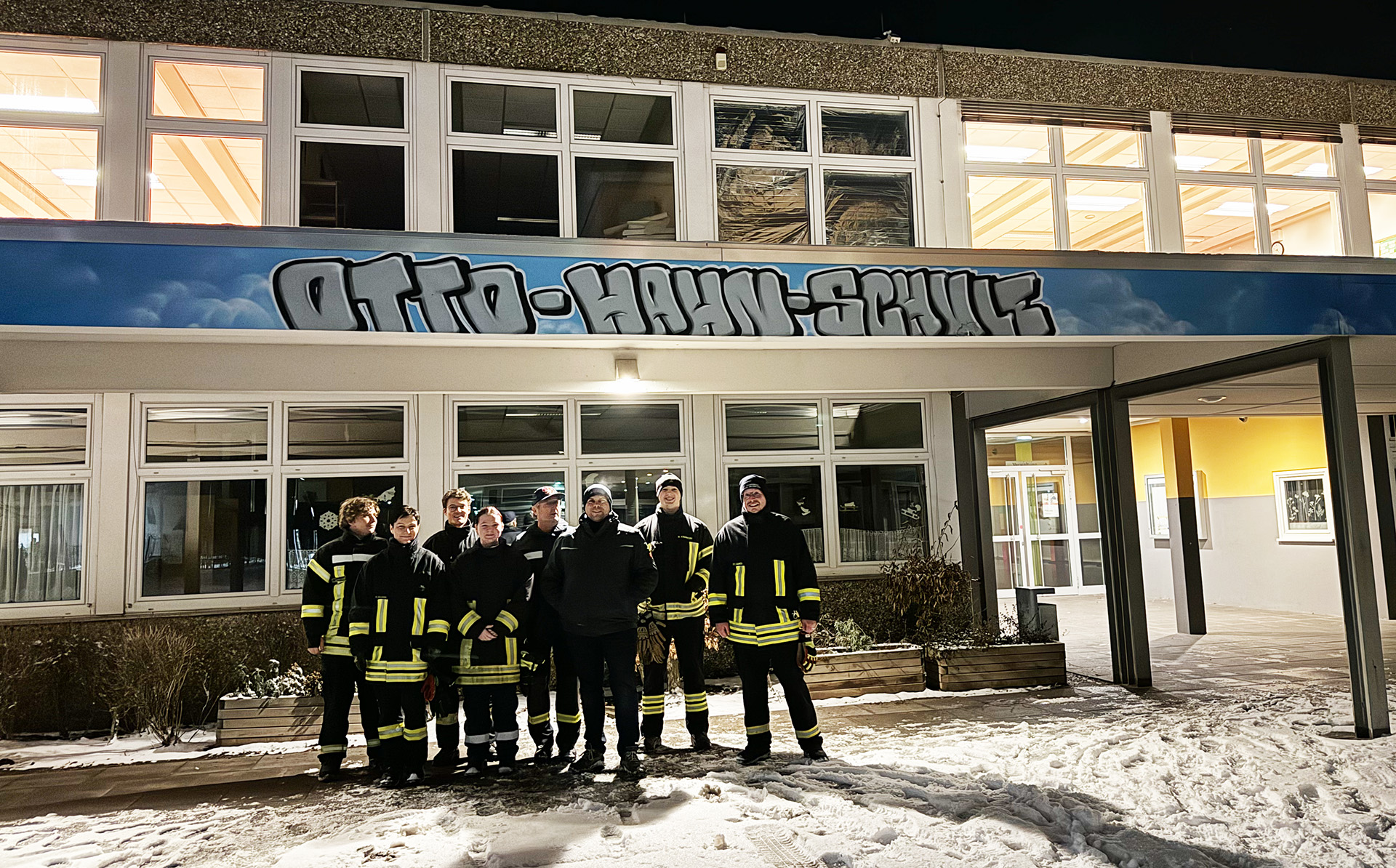 Bild Übungsteilnehmer vor der Otto-Hahn-Schule Westhofen